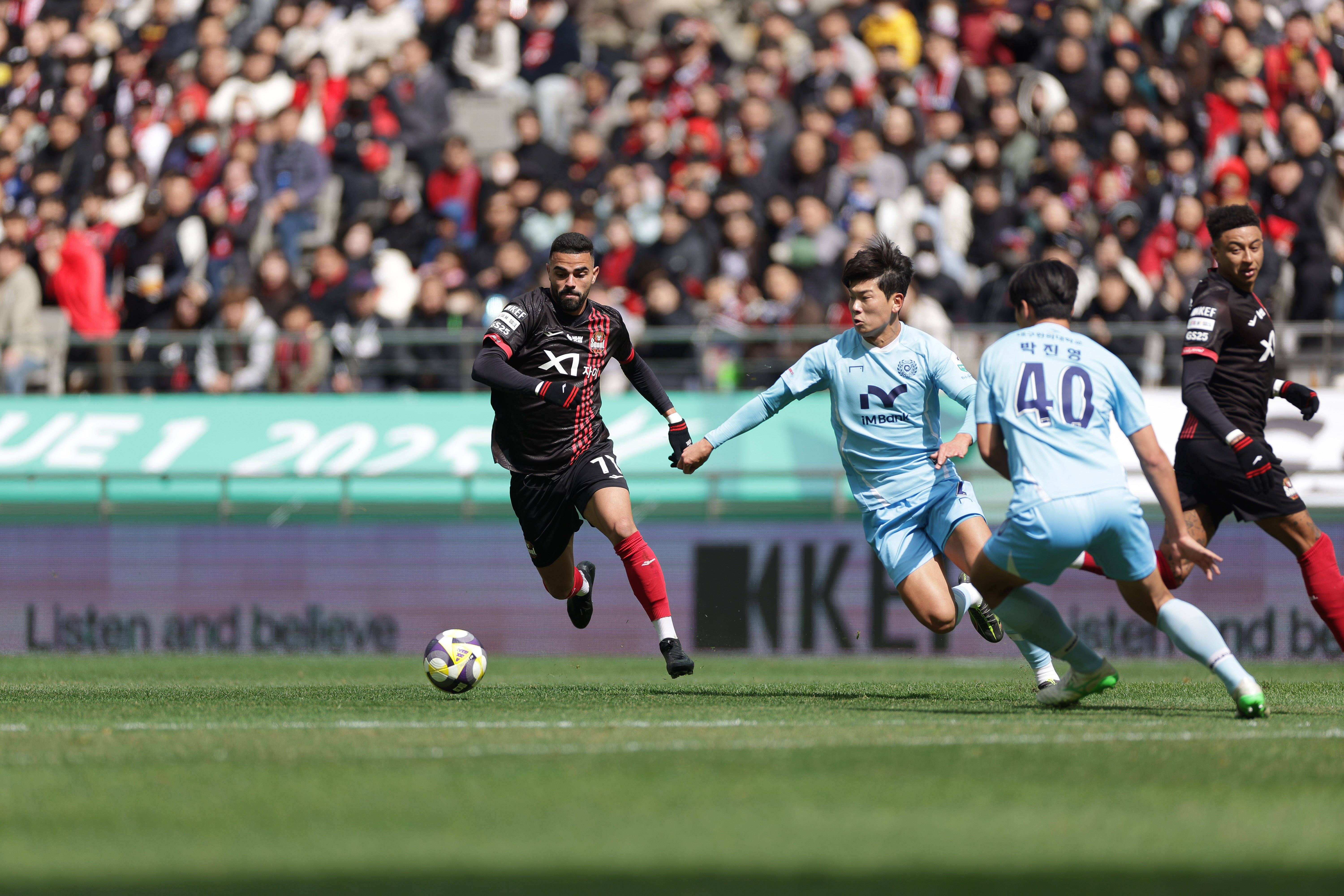 武汉三镇队长鼓劲备战荷甲今晚AC米兰备战亚冠，法甲今晨刷纪录直接炸裂