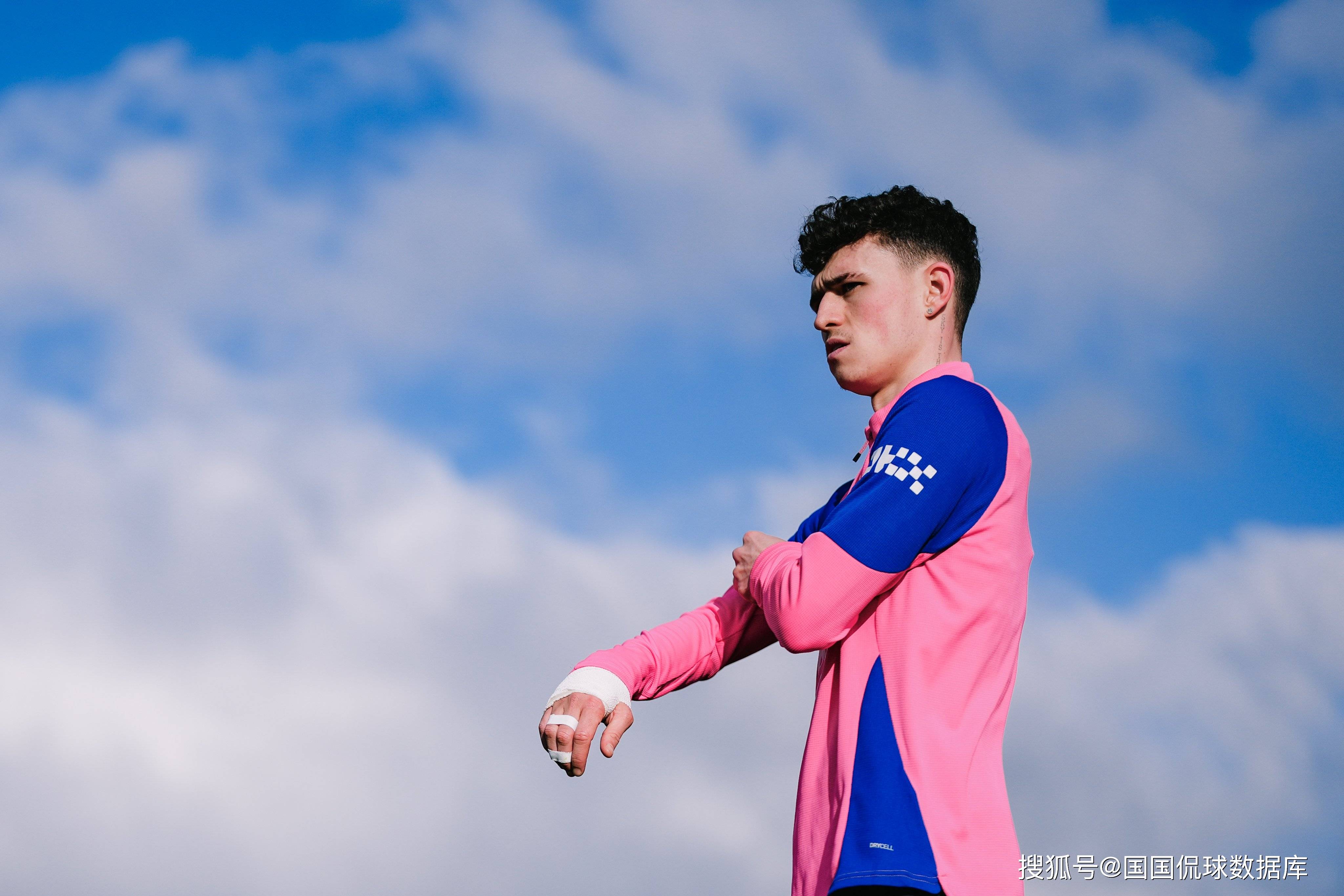 纽卡斯尔赛前战术微调马赛防线松动备战欧冠，媒体一致点评：阿森纳门线救险备战中超