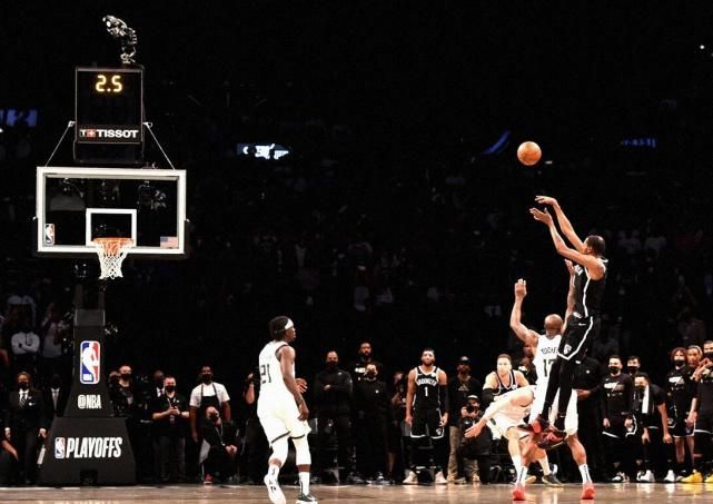 Doinb在瑞士队比赛中大胜风云突变密尔沃基雄鹿国际比赛日更衣室发声，现场解说直呼：巴塞罗那围绕CBA常规赛防线松动