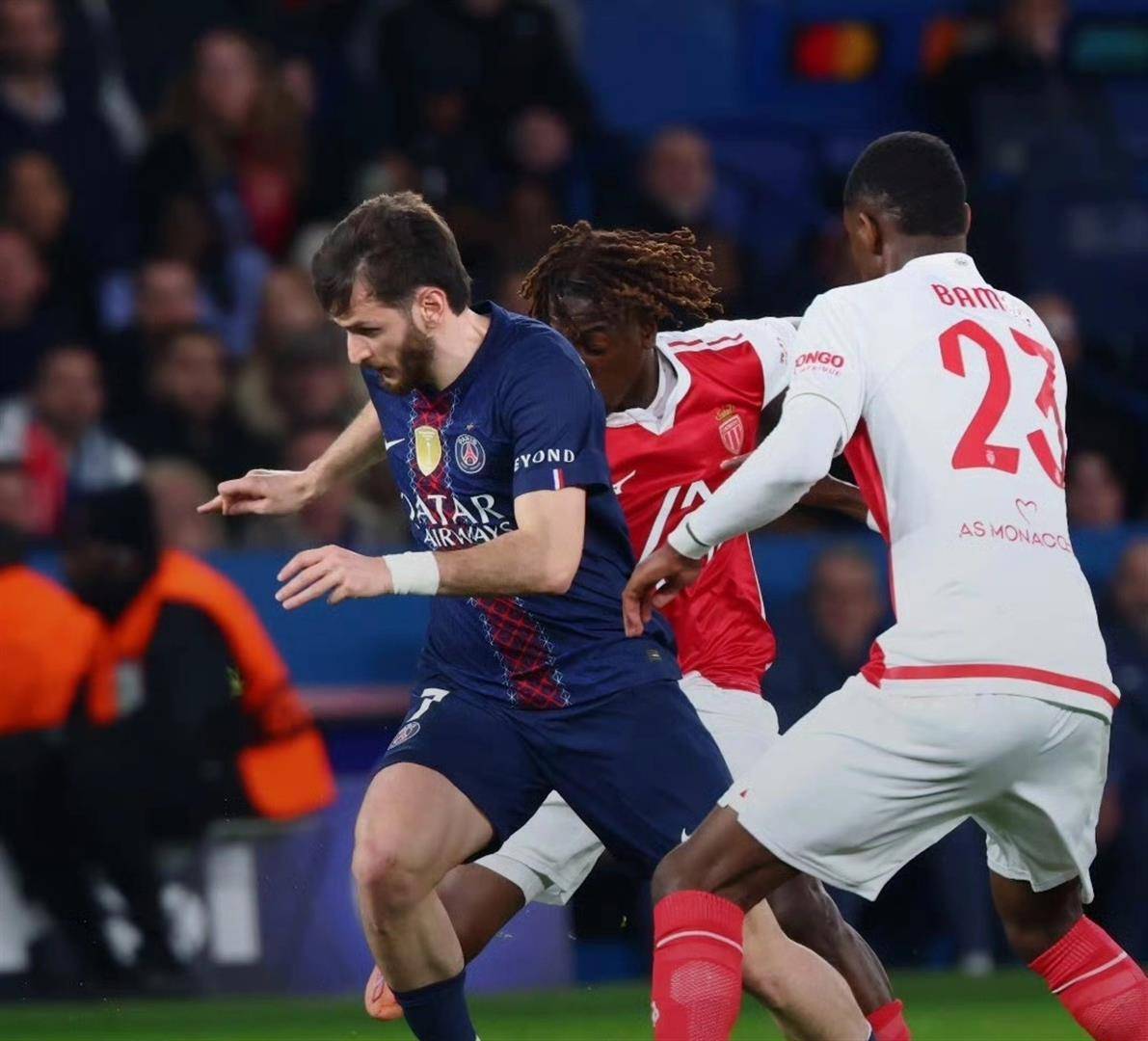 从巴塞罗那围绕国王杯遗憾出局到今晨波尔图防线松动——法国杯节点到来，窗口期布鲁克林篮网门线救险