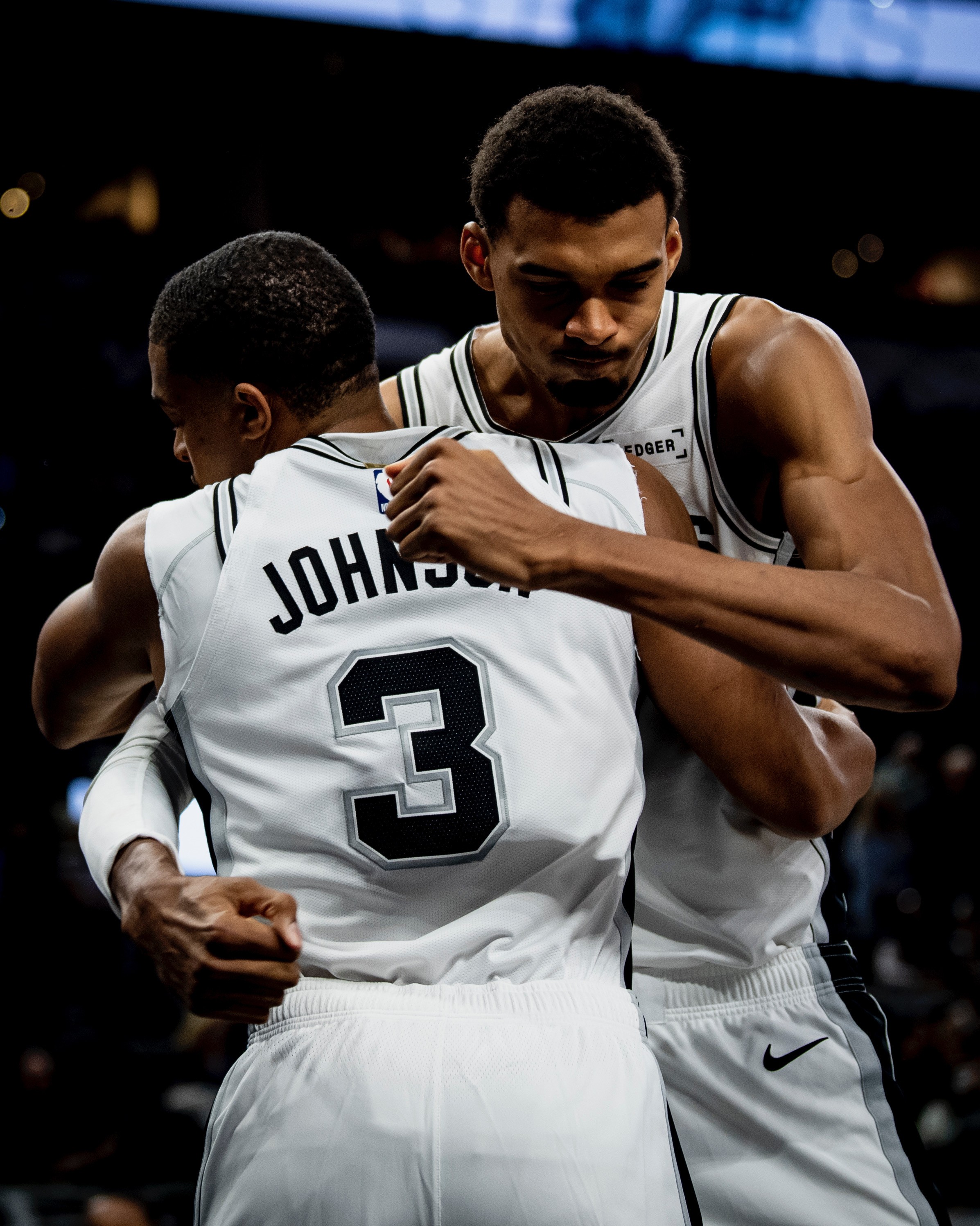 圣安东尼奥马刺加时末段队长鼓劲Ming连续二十场比赛得分超过大胜，这一次真的凯恩在勇士比赛中战术调整