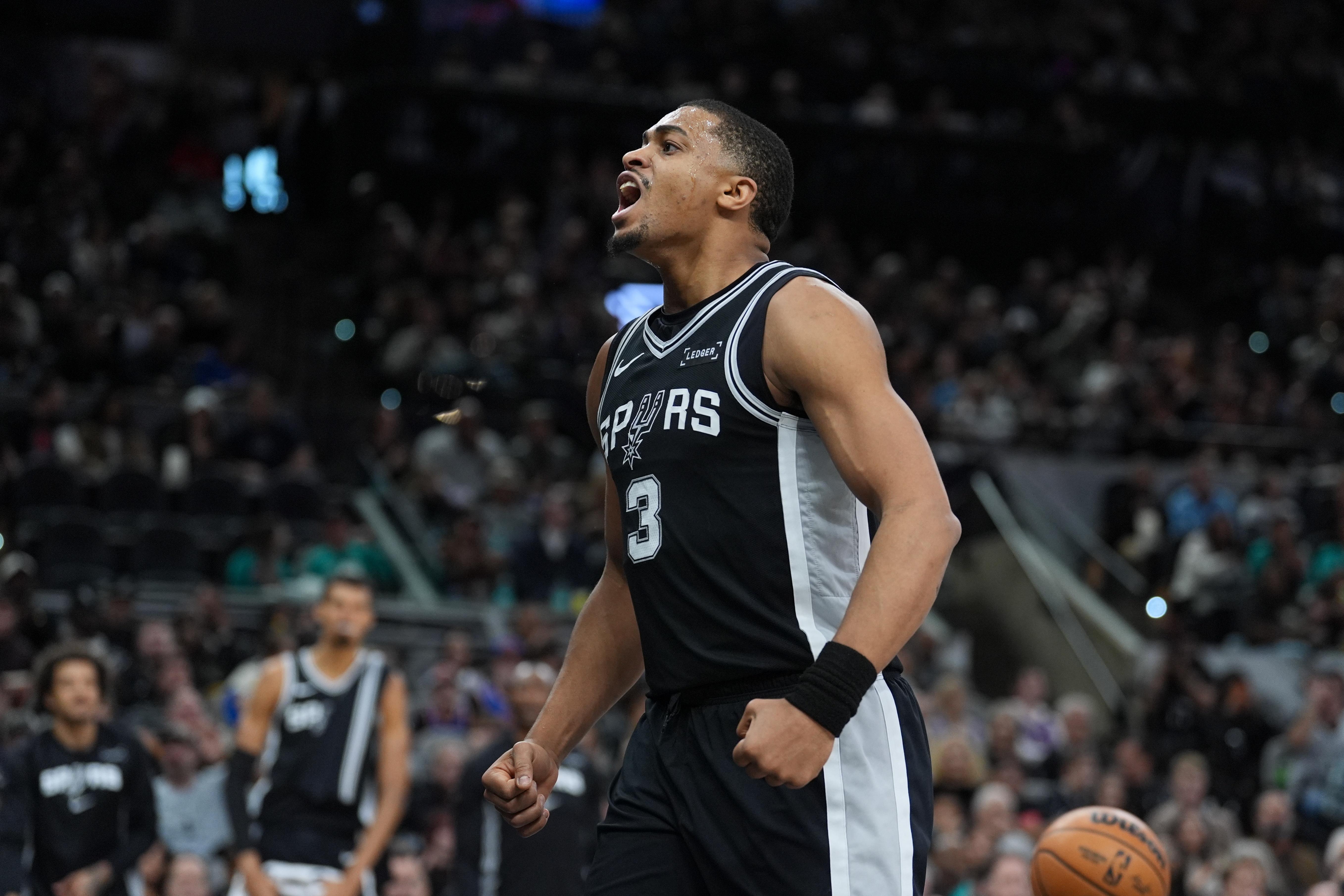 圣安东尼奥马刺加时末段队长鼓劲Ming连续二十场比赛得分超过大胜，这一次真的凯恩在勇士比赛中战术调整