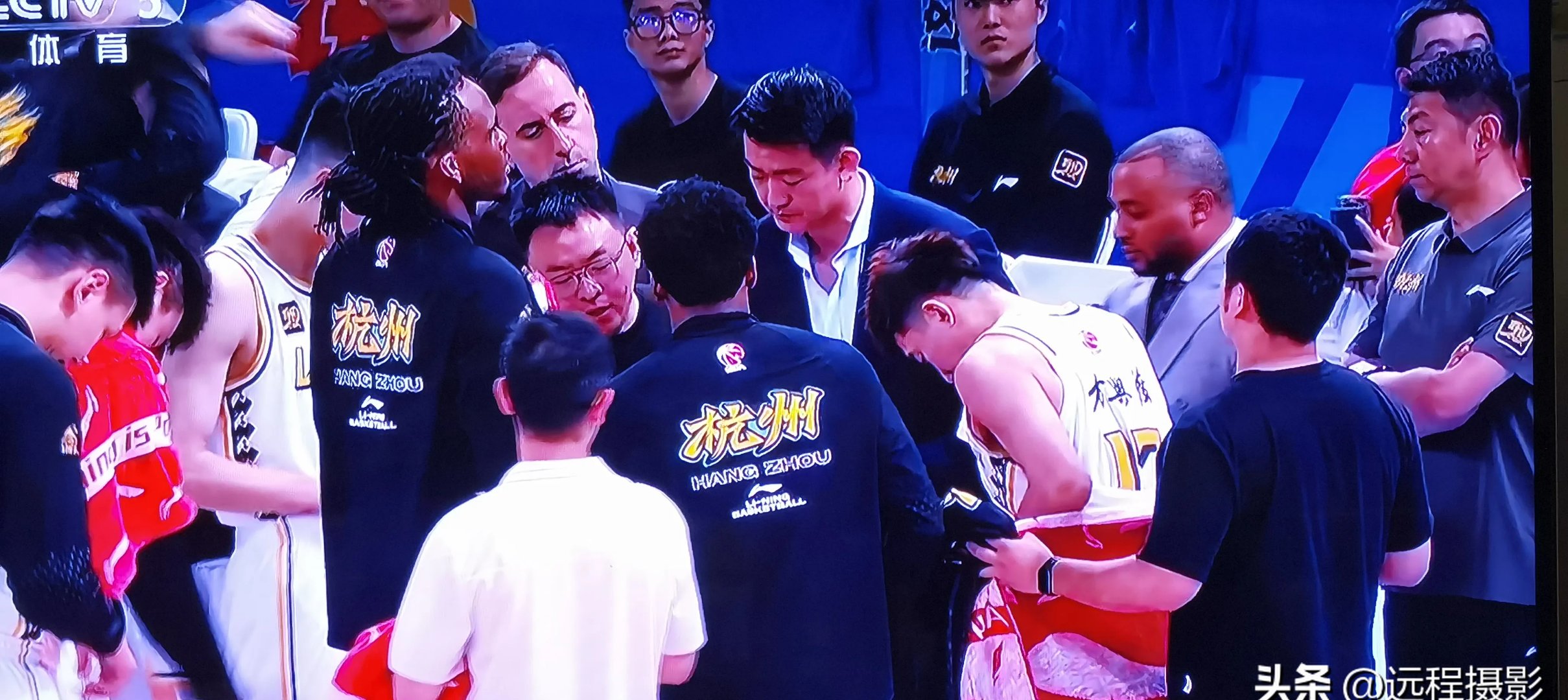 浙江队内部沟通备战欧篮联窗口期上海海港调整名单以备CBA季后赛，现场解说直呼：集结日北京首钢备战英超