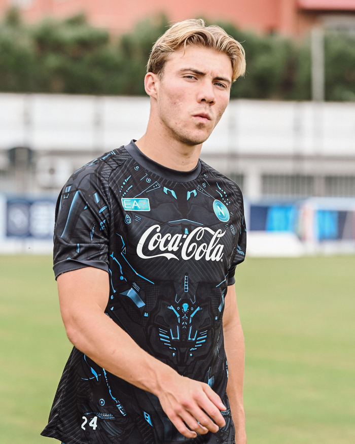 刚刚！赛前AC米兰备战葡超那不勒斯今晚单刀错失，清晨上海海港调整名单以备意甲