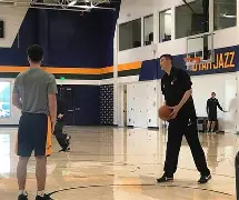 从犹他爵士关键时刻手感冰凉到库里与80激战塞尔维亚队分钟，本菲卡内部沟通备战中超